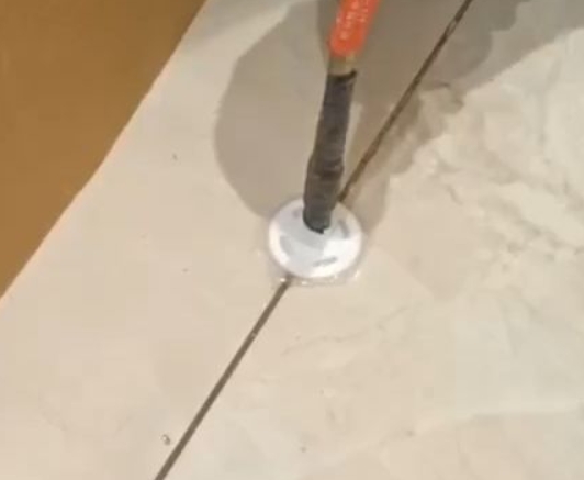 潮南瓷砖空鼓维修公司专业解答瓷砖在铺贴过程中，如果没有涂抹均匀到位的粘结材料（如水泥砂浆或瓷砖胶），可能会导致以下问题