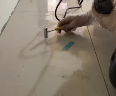 潮南瓷砖开裂维修公司专业分享瓷砖在铺贴前如果没有沥干水分，将会导致以下问题